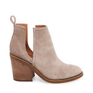 ***ISO*** Steve Madden ‘Sharini’ in sz 8.5 or 9